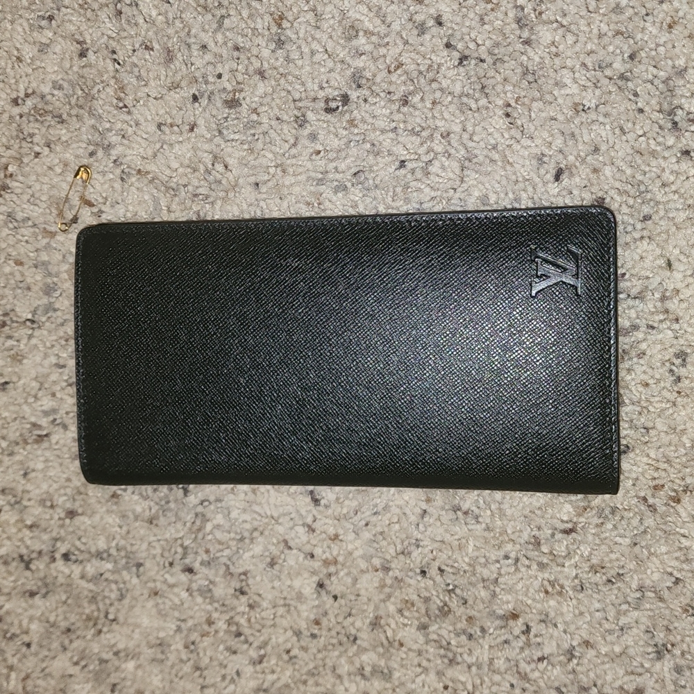 Copy-NIB black vegan textured leather checkbook wallet.(replica)